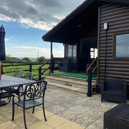 Rew Farm Country & Equestrian Accommodation - Sunrise Lodge Melksham Extérieur photo