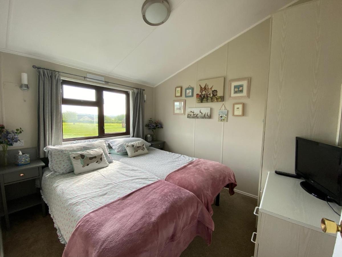 Rew Farm Country & Equestrian Accommodation - Sunrise Lodge Melksham Extérieur photo