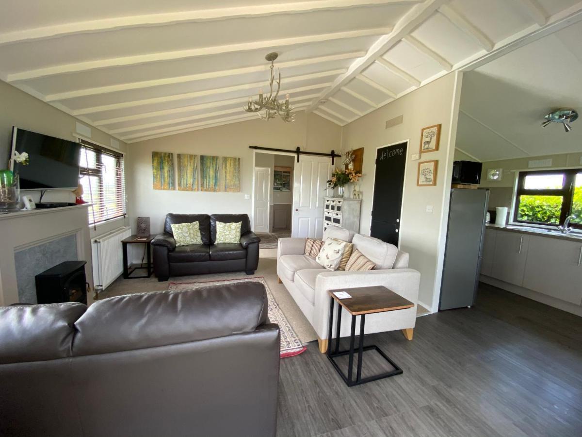 Rew Farm Country & Equestrian Accommodation - Sunrise Lodge Melksham Extérieur photo