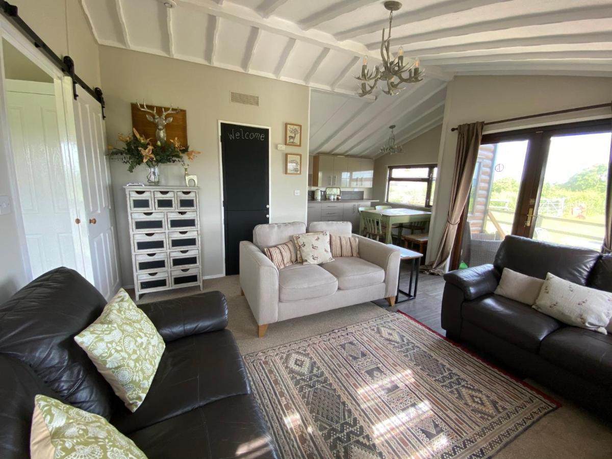 Rew Farm Country & Equestrian Accommodation - Sunrise Lodge Melksham Extérieur photo