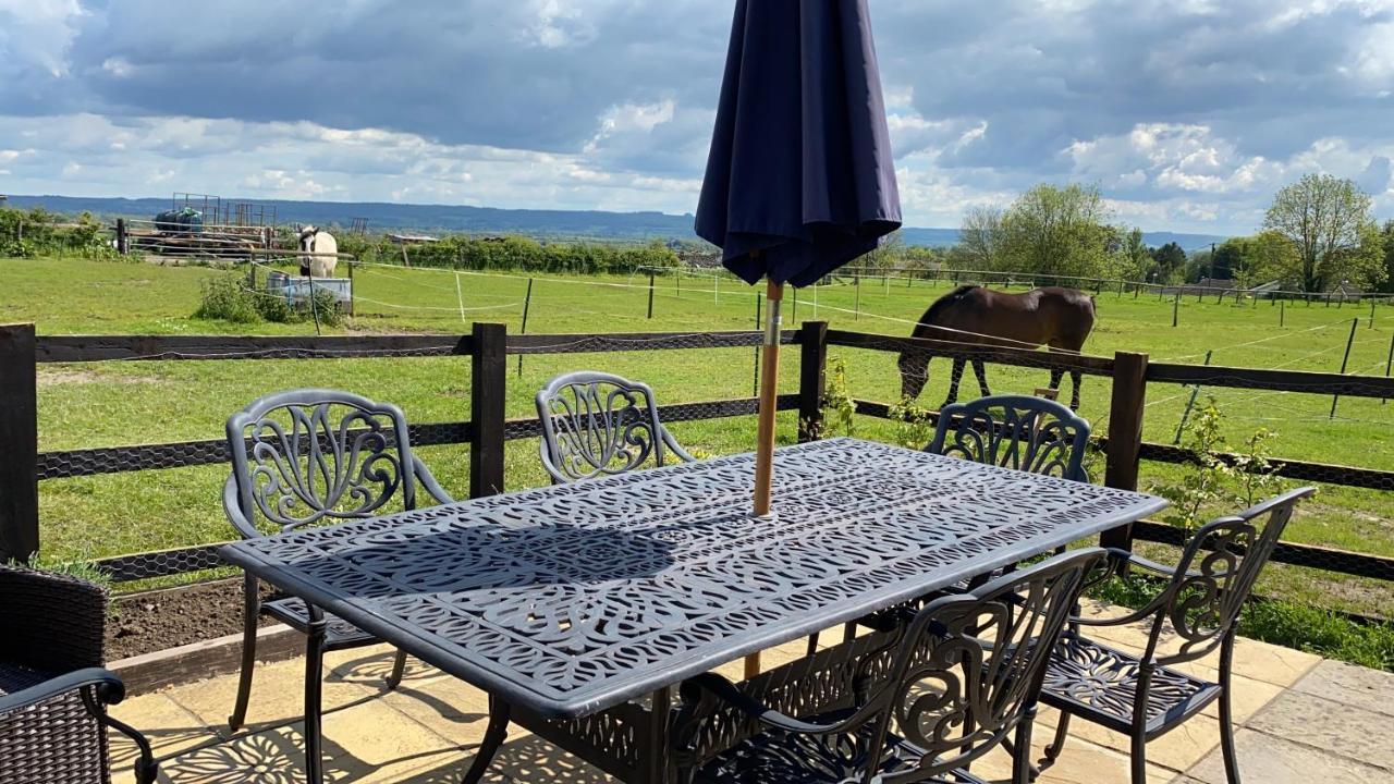 Rew Farm Country & Equestrian Accommodation - Sunrise Lodge Melksham Extérieur photo