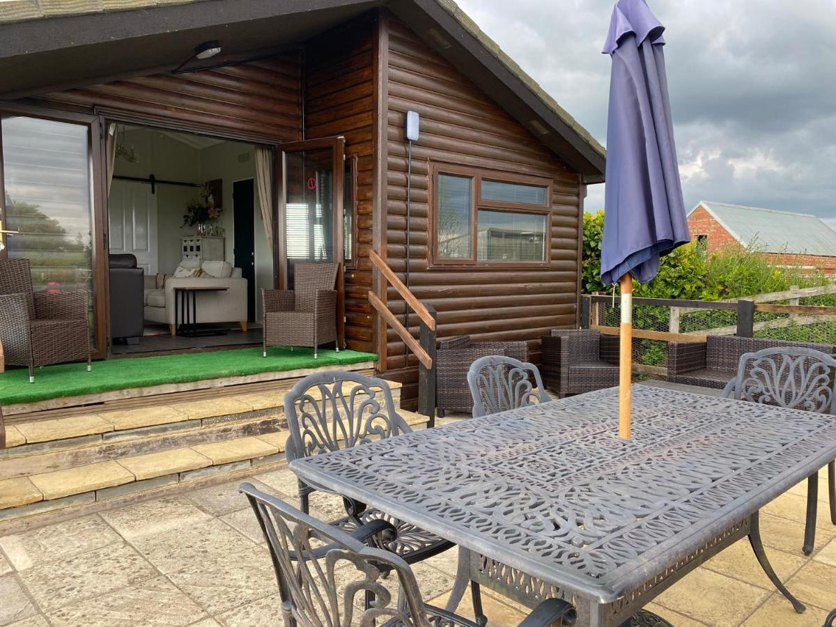 Rew Farm Country & Equestrian Accommodation - Sunrise Lodge Melksham Extérieur photo