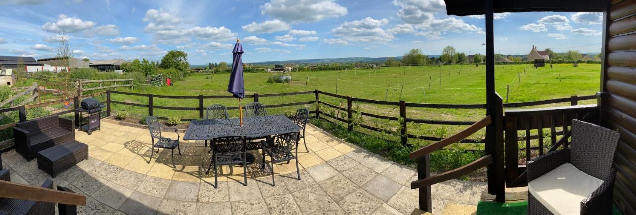 Rew Farm Country & Equestrian Accommodation - Sunrise Lodge Melksham Extérieur photo