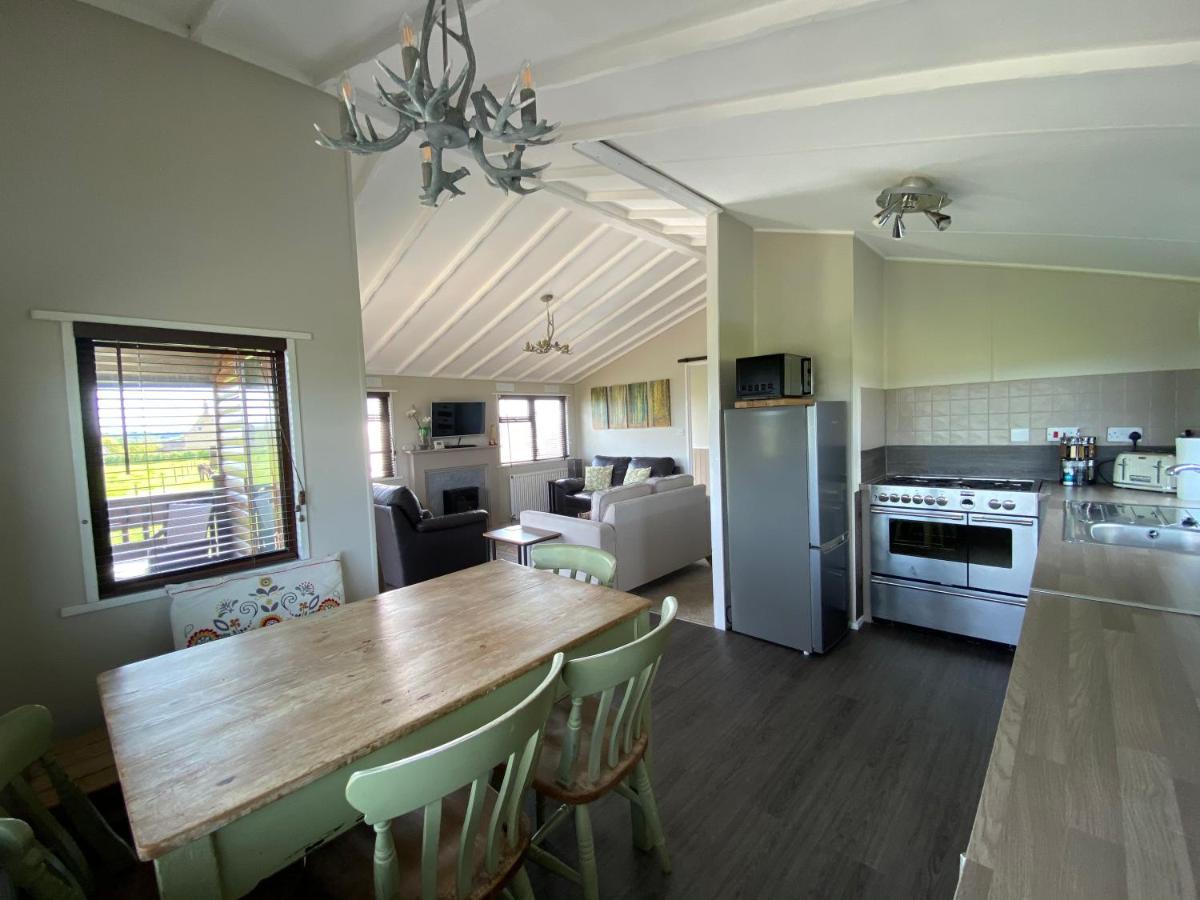 Rew Farm Country & Equestrian Accommodation - Sunrise Lodge Melksham Extérieur photo