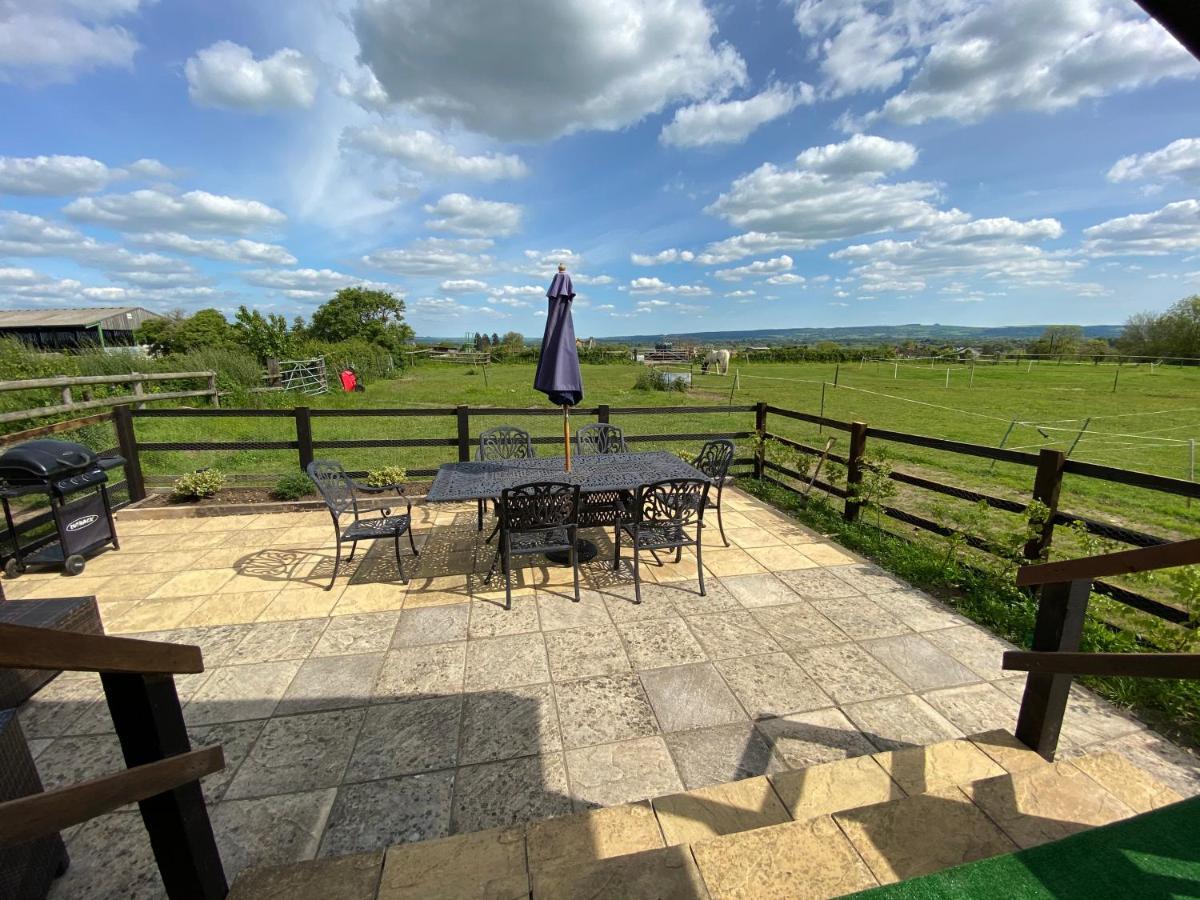 Rew Farm Country & Equestrian Accommodation - Sunrise Lodge Melksham Extérieur photo