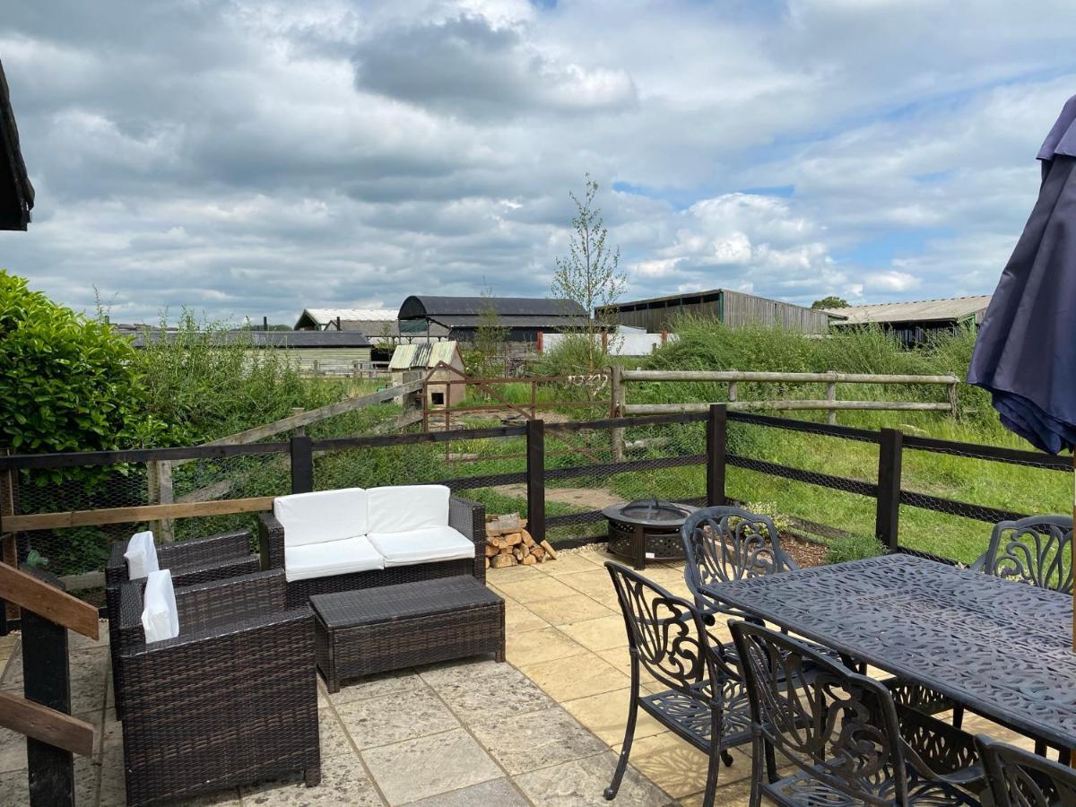 Rew Farm Country & Equestrian Accommodation - Sunrise Lodge Melksham Extérieur photo